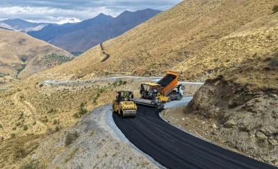Bah&ccedil;esaray&rsquo;da 9 kilometrelik yola sıcak asfalt