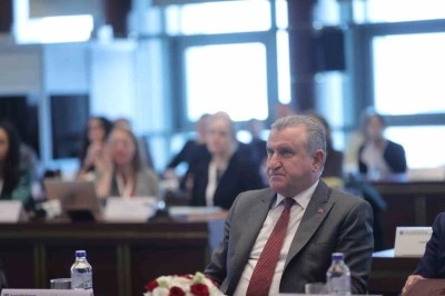 Bakan Bak: "Gen&ccedil;leri bug&uuml;n&uuml;n ortağı ve karar s&uuml;re&ccedil;lerinin doğal paydaşı olarak g&ouml;r&uuml;yoruz"