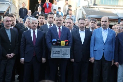 Bakan &Ccedil;ift&ccedil;i bayram namazını Konya'da kıldı