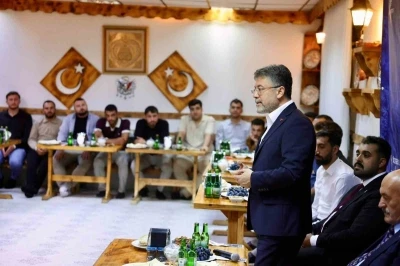 Bakan Yumaklı, Erzincan&rsquo;da gen&ccedil;lerle buluştu