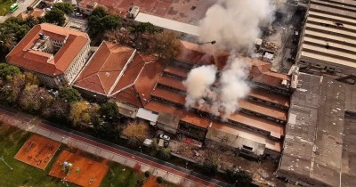 Bakırk&ouml;y&rsquo;de fabrika yangınında y&uuml;kselen dumanlar kilometrelerce uzaktan g&ouml;r&uuml;ld&uuml;