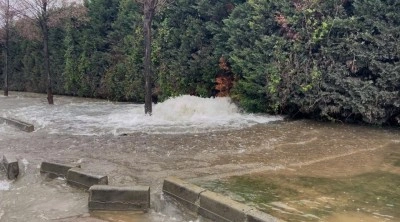 Su borusu patladı, yol göle döndü