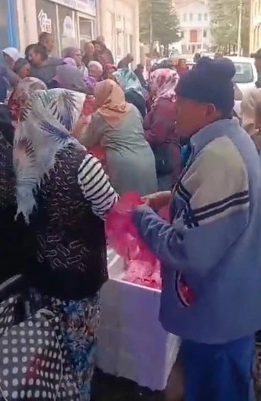 Balıkçı Vatandaşlara Ücretsiz Hamsi Dağıtımı Yaptı!