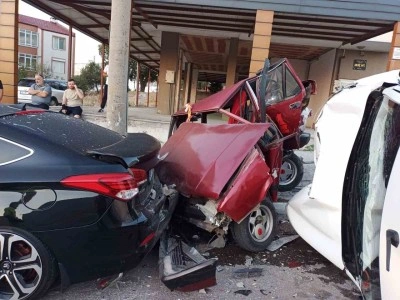 4 aracın karıştığı zincirleme trafik kazası; 1 yaralı