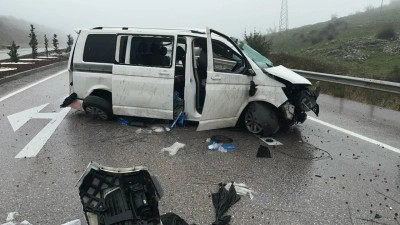 Balıkesir &Ccedil;evreyolunda takla atan otomobilde 3kişi yaralandı