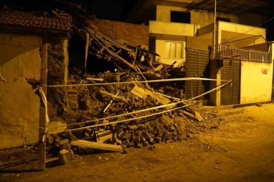 Balıkesir’de metruk bina çöktü