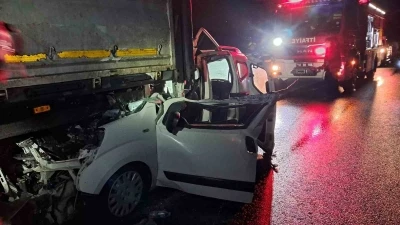 Otomobil tıra arkadan &ccedil;arptı; 1 yaralı