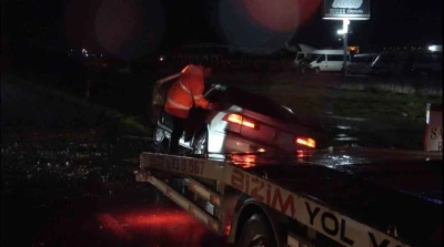 Balıkesir&rsquo;de otomobilin &ccedil;arptığı direk devrildi