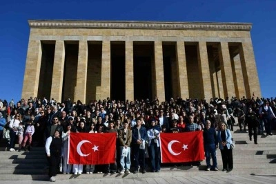 Balıkesirli gen&ccedil;ler Ata&rsquo;nın huzurunda