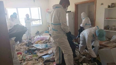 Balkan Mahallesi&rsquo;nde evden 28 ton &ccedil;&ouml;p &ccedil;ıkarıldı