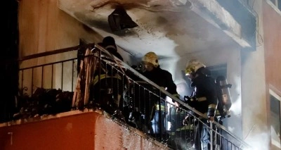 Balkona stoklanan cep telefonu bataryaları bomba gibi patladı, mahalleli sokağa döküldü