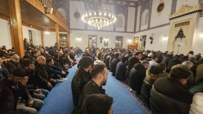 Bandırmalılar Berat Kandili’nde camileri doldurdu