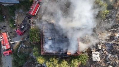 Banyo sobasından çıkan yangın evi kül etti