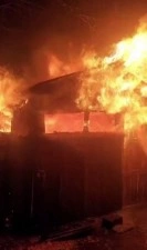 Baraka alev topuna döndü: Mahalleli hortumlarla yangını söndürmeye çalıştı