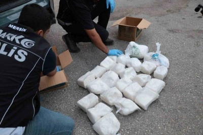 Bardak kolilerinden kilolarca uyuşturucu çıktı