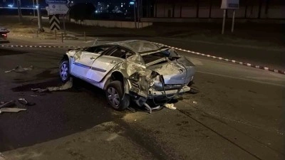 Bariyere çarpan otomobil metrelerce sürüklendi: 1 ölü, 1 yaralı