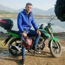 Bariyerlere çarpan genç motosiklet sürücüsü hayatını kaybetti