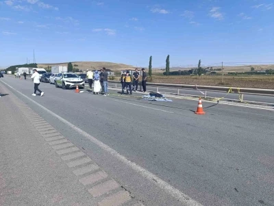 Bariyerlere &ccedil;arpan motosiklet s&uuml;r&uuml;c&uuml;s&uuml; &ouml;ld&uuml;