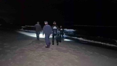 Elbiseleri ile denize giren şahıs ekipleri harekete geçirdi