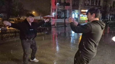Bartın’da gençler kar yağışını çiftetelli oynayarak kutladı