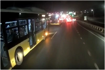 Başakşehir'de 3 İETT Otob&uuml;s&uuml;n&uuml;n Karıştığı Zincirleme Kaza: 5 Yaralı