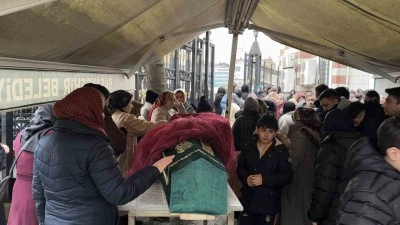 Başakşehir’deki yangında ailesinin hayatını kurtaran Nazlıcan Pehlivan, son yolculuğuna uğurlandı