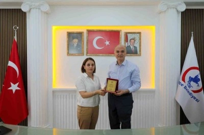 Başarılı müdürlere plaket verildi