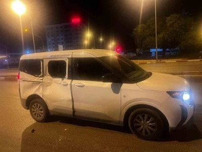 Başıboş at araca çarptı