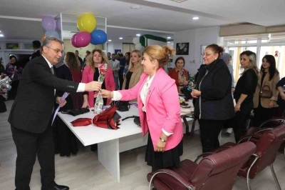 Başkan Kurnaz&rsquo;dan &ouml;ğretmenlere anlamlı jest: "Geleceğimizi şekillendiriyorsunuz"