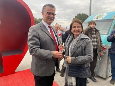 Başkan Öküzcüoğlu’ndan ilk karanfil eşine
