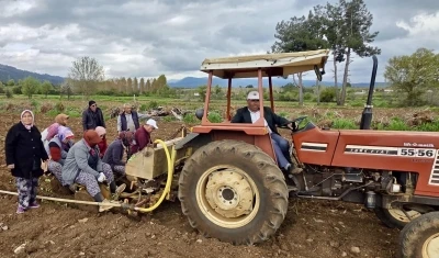Başkan P&uuml;t&uuml;n t&uuml;t&uuml;n sezonun başlamasıyla birlikte &uuml;reticiyle tarlada buluştu