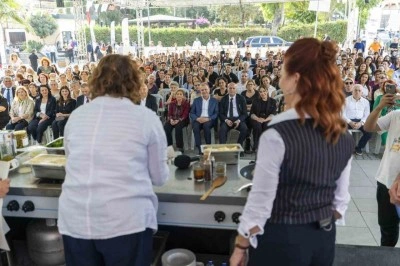 Başkan Se&ccedil;er, Tarsus&rsquo;taki festivalde &rsquo;Gastronomi Show&rsquo;a katıldı