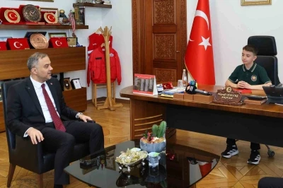 Başkan Toptaş, 23 Nisan&rsquo;da koltuğunu minik Halil&rsquo;e devretti
