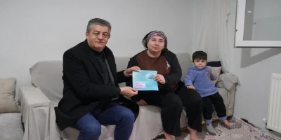 Sosyal kartları bizzat teslim etti