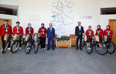 Başkan Yusuf Alemdar &Ccedil;in&rsquo;de tarih yazan d&uuml;nya şampiyonlarını ağırladı