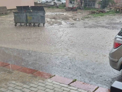 Başkentte sağanak etkili oldu, yollar g&ouml;le d&ouml;nd&uuml;
