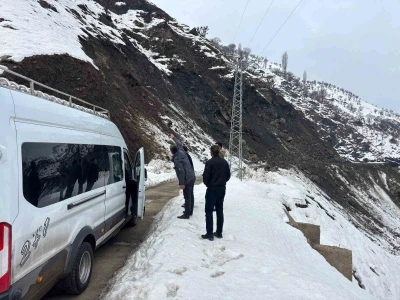 Batman&rsquo;da grup k&ouml;y yolunda heyelan: 2 minib&uuml;s mahsur kaldı