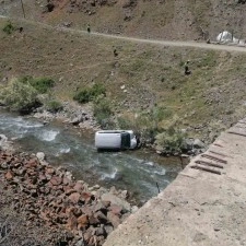 Batman’da kamyonet dereye uçtu: 1 kişi hayatını kaybetti