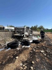 Kamyonet römorkunda bulunan lastiklerle yandı