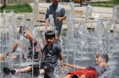 Batman'da kavurucu sıcaklarda çocukların serinleme adresi: Süs havuzları
