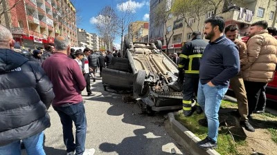 Batman&rsquo;da Kontrolden &Ccedil;ıkan Otomobil Ref&uuml;je &Ccedil;arpıp Ters D&ouml;nd&uuml;: 1 Yaralı