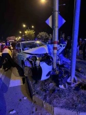 Batman’da otomobil trafik ışığı direğine çarptı: 3 yaralı