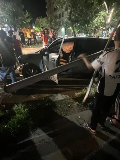 Batman'da Trafik Kazası: Otomobil Aydınlatma Direğine Çarptı, Sürücü Yaralandı
