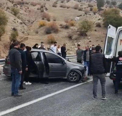 Batman&rsquo;da trafik kazası: S&uuml;r&uuml;c&uuml; bariyerlere &ccedil;arpan ara&ccedil;ta sıkıştı