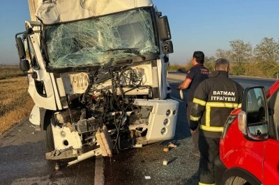 Batman-Diyarbakır Karayolu'nda Tır Kazası: Sürücü İtfaiye Ekiplerince Kurtarıldı