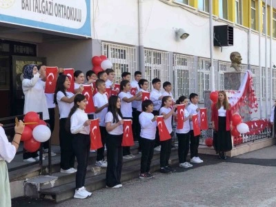 Battalgazi &ouml;ğretmenlerinden Cumhuriyet Bayramı&rsquo;na mini konser