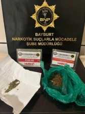 Bayburt’ta 2 şahsın üzerinden çıkan bir miktar uyuşturucu maddeye el konuldu