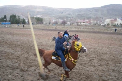 Bayburt’ta bayrama özel cirit: Ramazan Bayramı ciritle uğurlandı