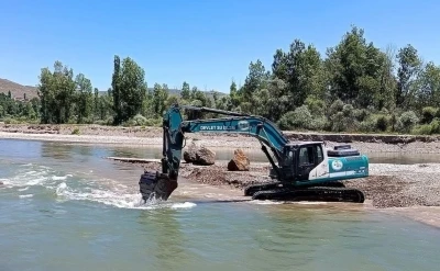 Dere ve sulama kanallarında temizlik &ccedil;alışmaları s&uuml;r&uuml;yor