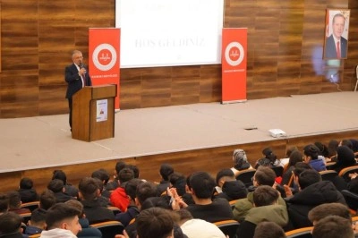 Bayburt&rsquo;ta lise &ouml;ğrencilerine &lsquo;Gen&ccedil;lik ve Sorumluluk Bilinci&rsquo; konferansı verildi